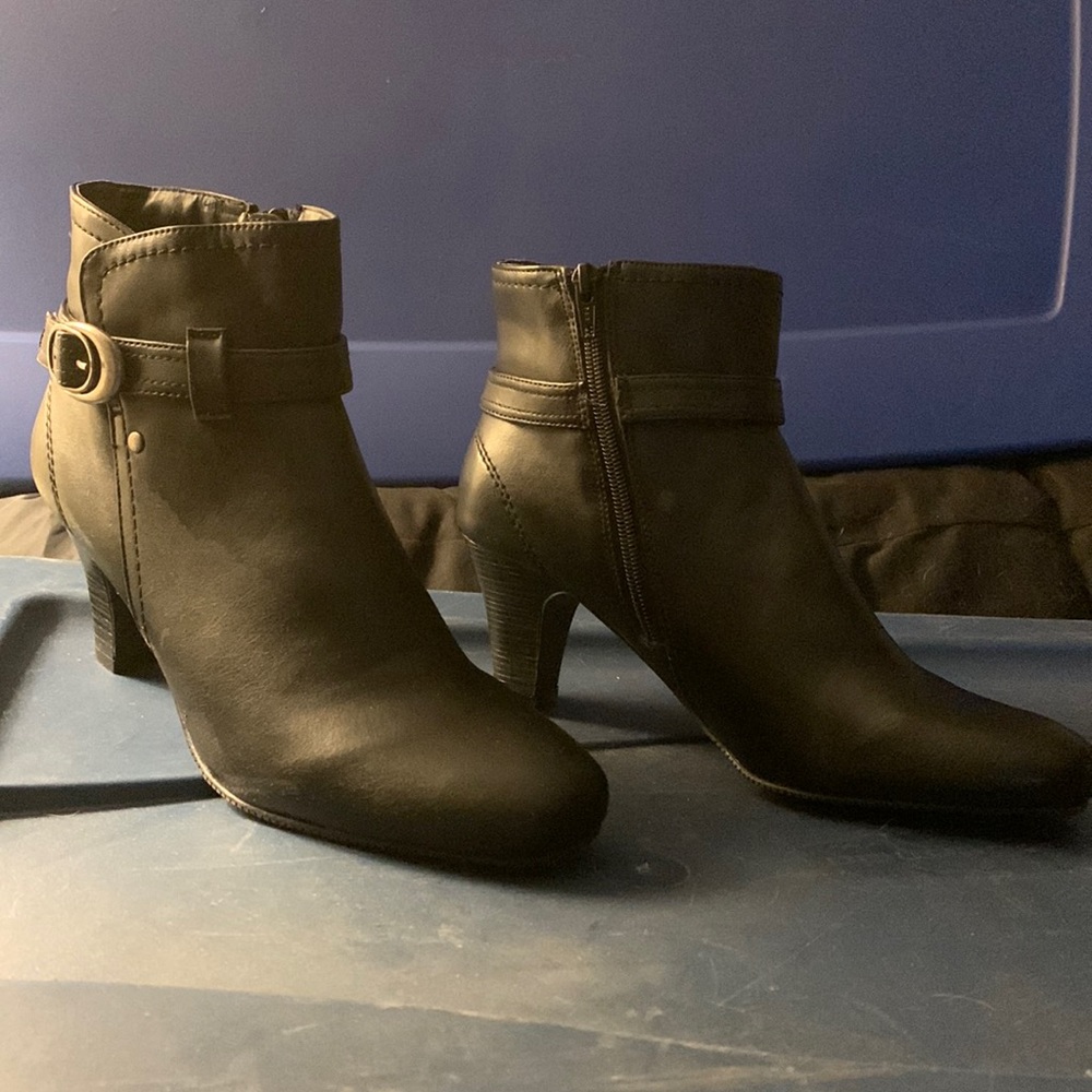Laura Scott Black Ankle Boots 9M “Merlot” Booties Side Zip Buckle Detail Heels